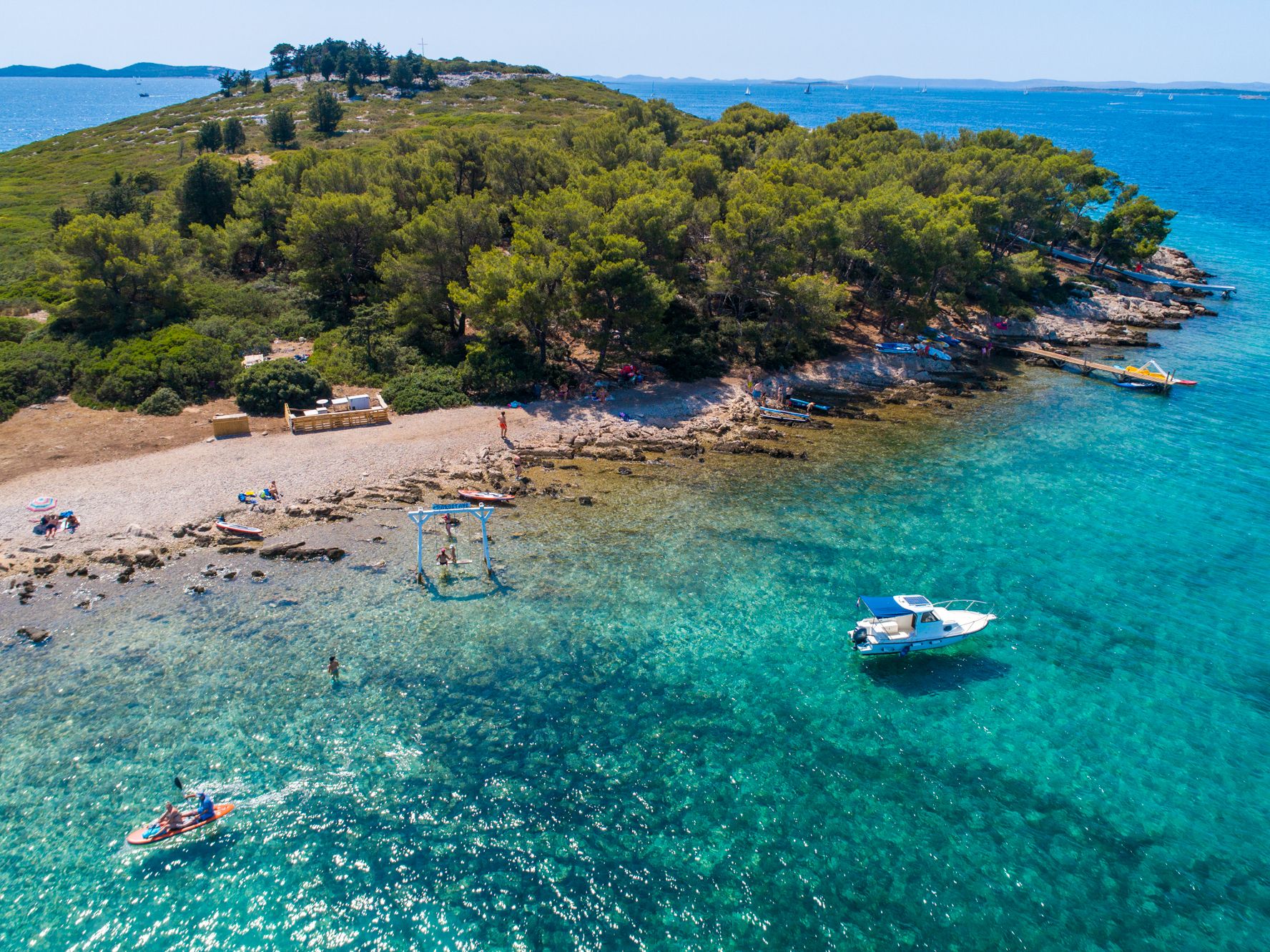 Jedan od triju otočića ispred Pakoštana , Školj, udaljen je od obale svega 200 m.
Vidljiv i dostupan s plaže, ovaj šumovit otok pruža ugodan boravak uz more.