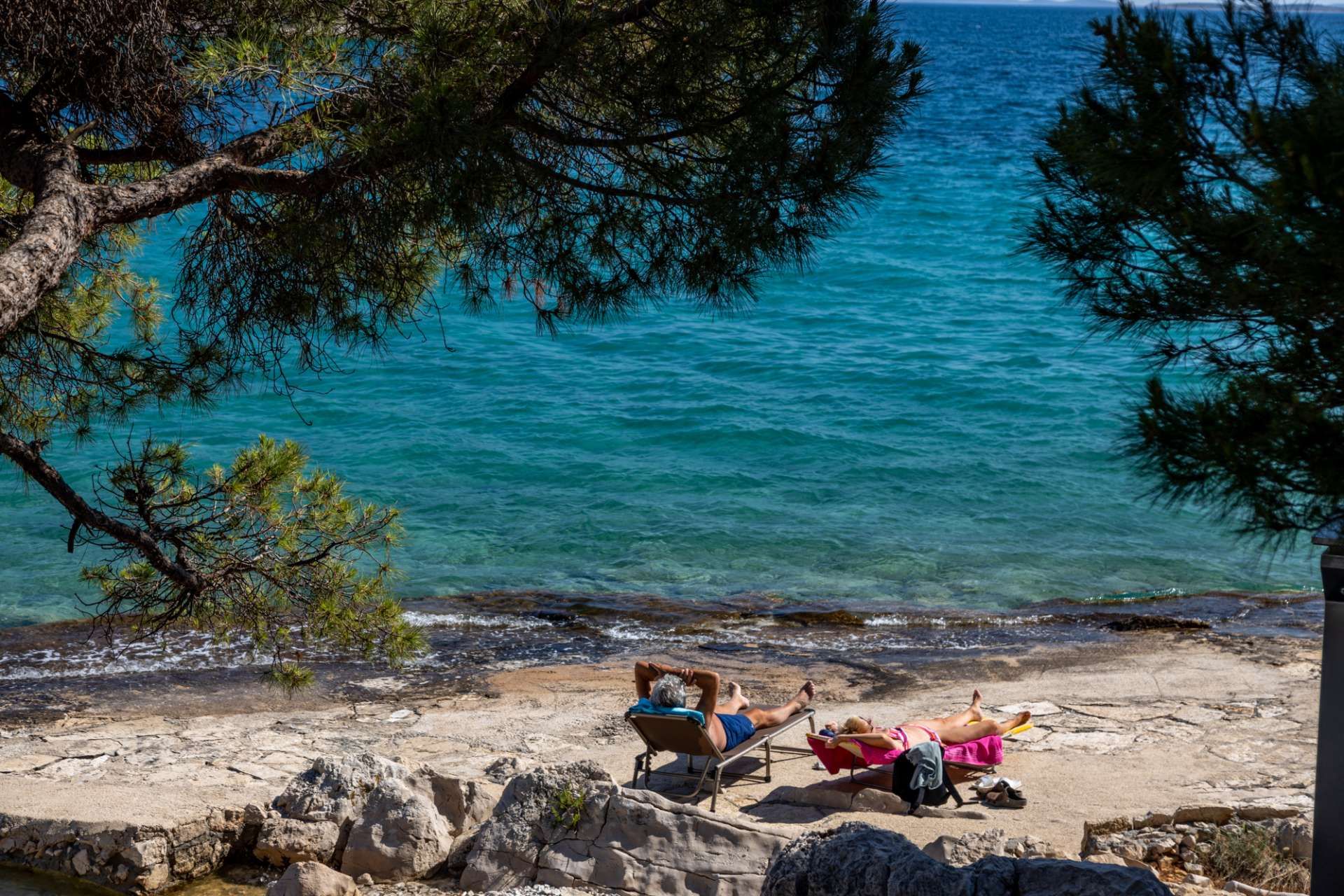 Potražite atraktivne vidike s plaže Kozarica. Neka vam pogled putuje po moru do
prvih otočića pakoškog arhipelaga ili se odmara u raskošnim bojama odlazećeg sunca
na zapadnoj strani.