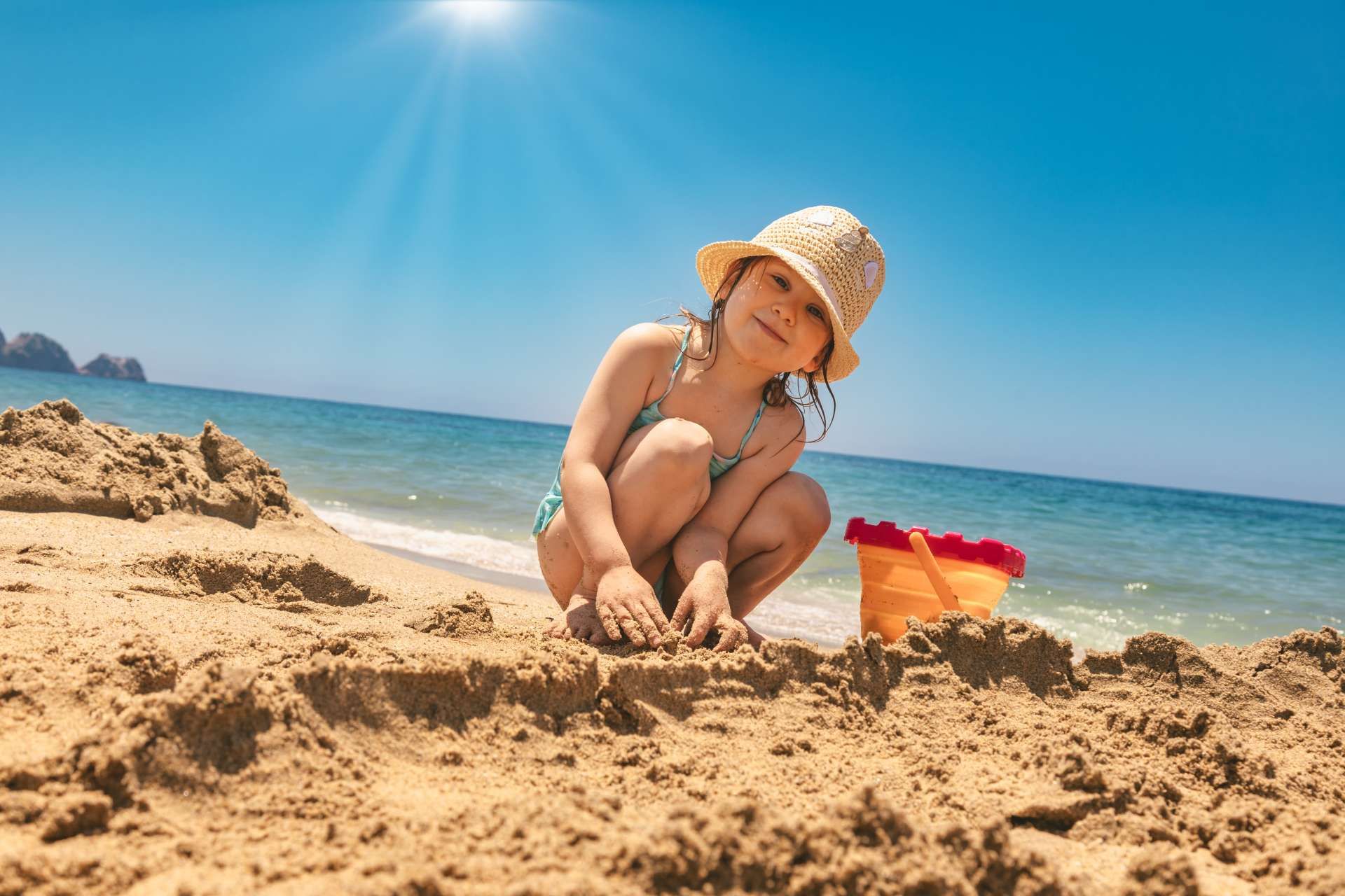 Hodajte po pijesku plaže Podbrizi, dotaknite ga, saznajte zašto se po njemu cijela
plaža zove Zlatnom. Osluhnite pjesmu cvrčaka, ispratite sunce u jednom od najljepših
zalazaka.