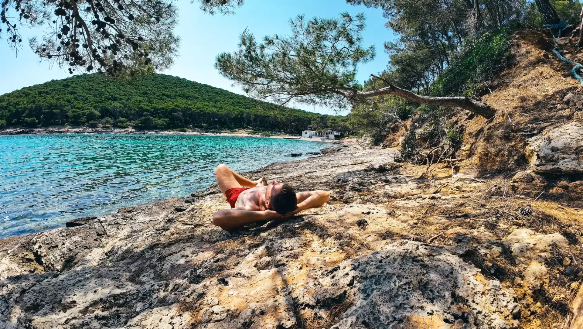 Plaža Kranje je za one koji vole kad je sve stvarno – pijesak u moru, miris borova i more koje poziva na kupanje.