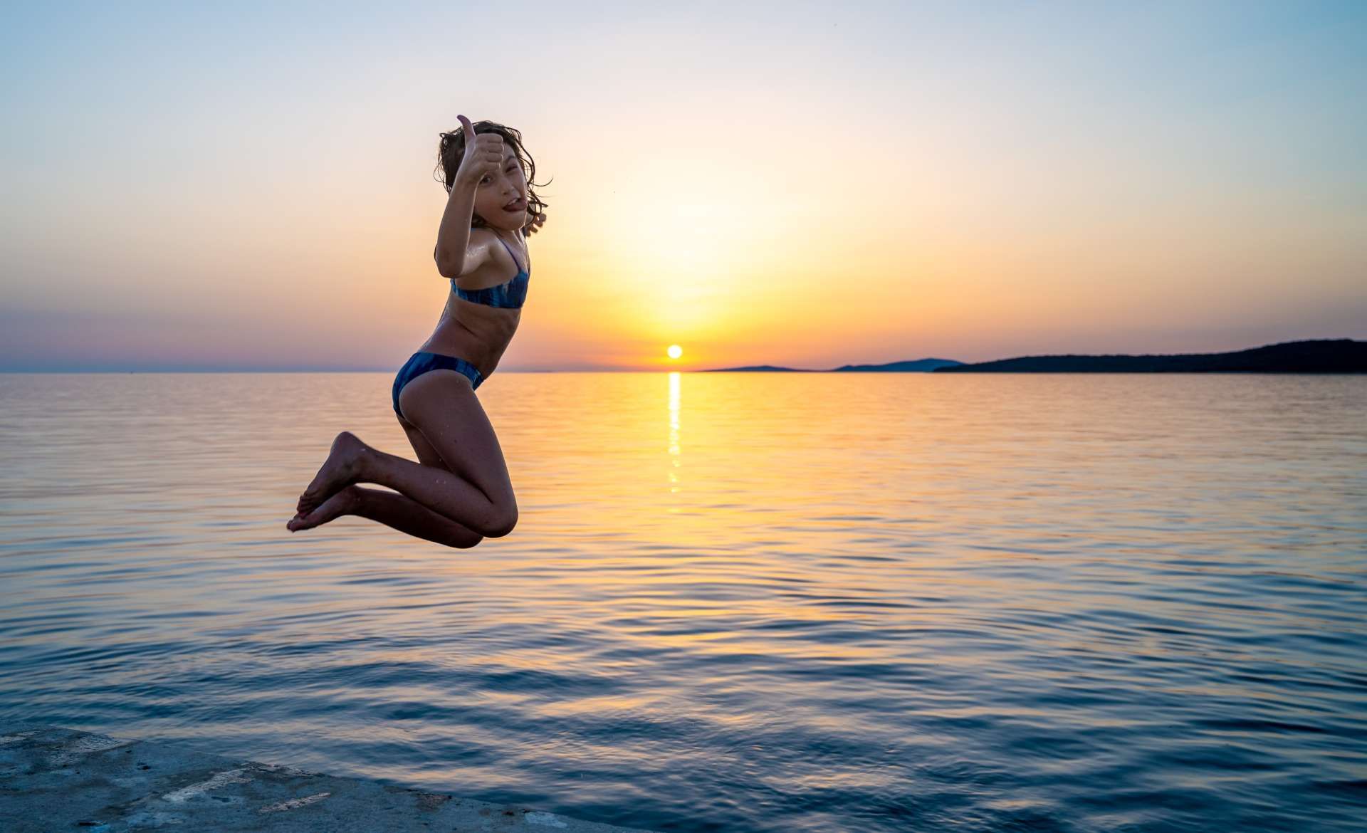 Uživajte na plaži gdje sunce polako zalazi, more poprima zlatne nijanse, a obala postaje kulisa jednostavnih ljetnih trenutaka.